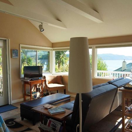 Idyllic Waterfront Cottage With Beach And Sunset Views Порт-Таунсенд Екстер'єр фото